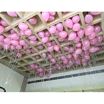 Γεμίστε την οροφή σας με μπαλόνια και μακριές κορδέλες.